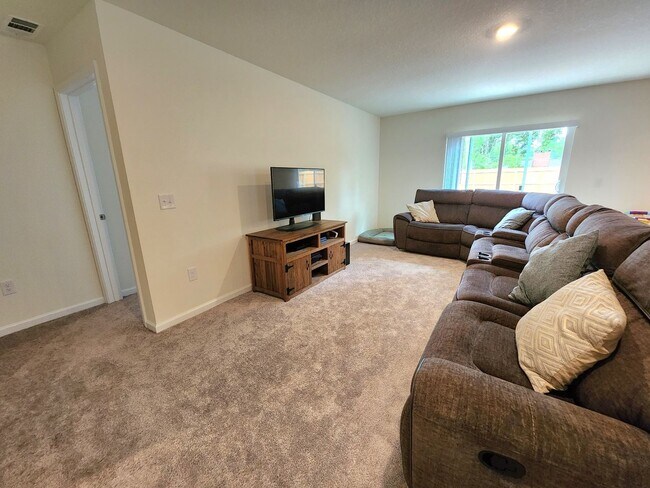 Building Photo - This attractive 3/2 Newer Home is situated...