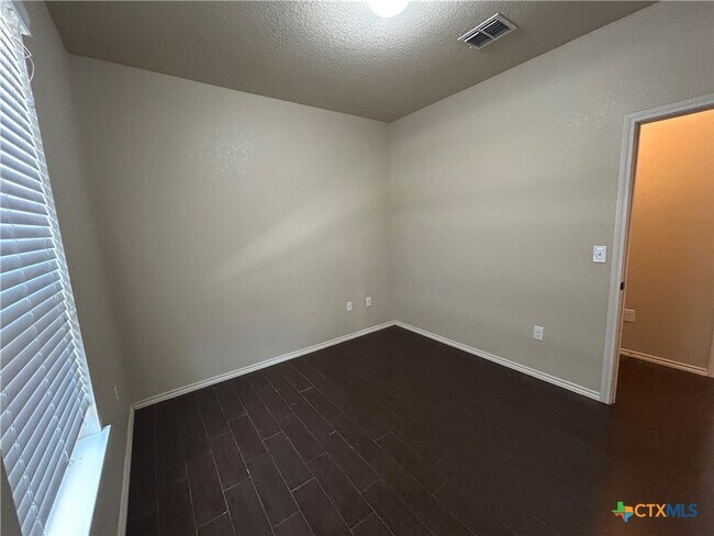 Building Photo - 692 Creekside Cir