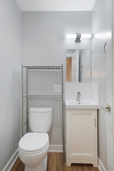 Building Photo - 5746 N Maplewood Ave