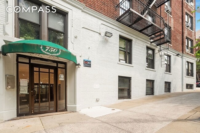 Building Photo - 750 Riverside Dr