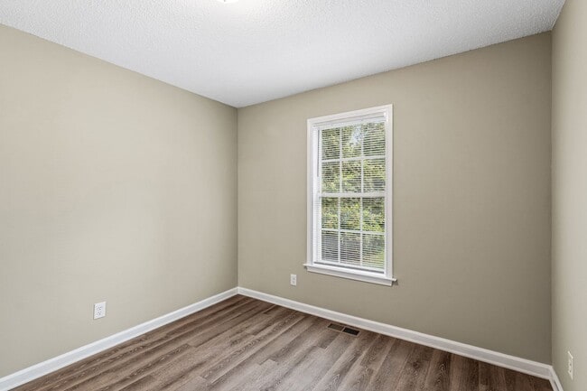 Building Photo - Welcome to this charming 4 bedroom, 2 bathroom home located in Greensboro, NC.