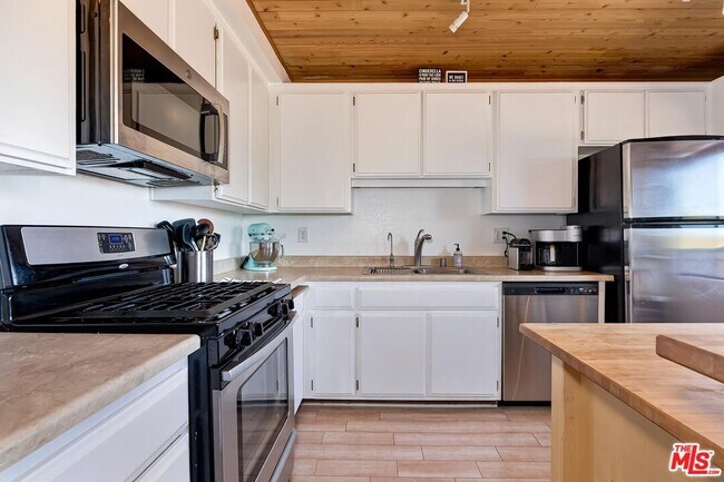 Building Photo - 5805 Whitsett Ave