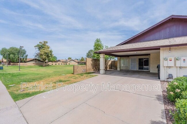 Building Photo - 3316 E Crescent Ave