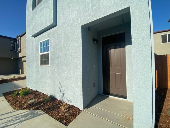 Building Photo - Gorgous 3 Bedroom 2.5 Bath Home in Gated Winding Meadow Village