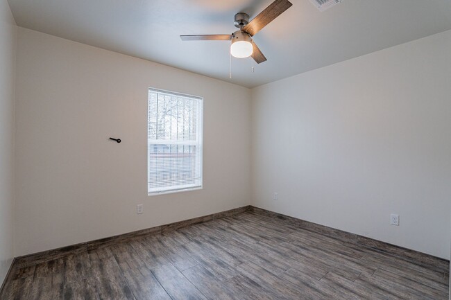 Building Photo - 720-722 E 8th St