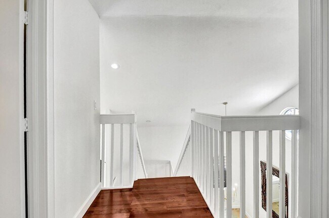 Building Photo - 3567 Commodore Cir