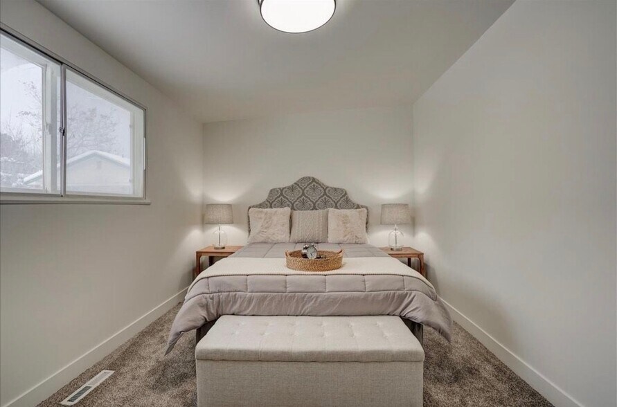 Building Photo - 455 E Mountain View Dr