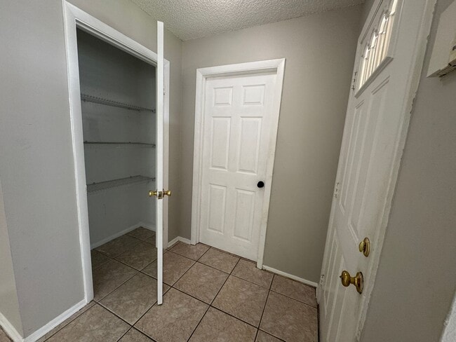Building Photo - Freshly Updated Home for Lease – Move-In R...