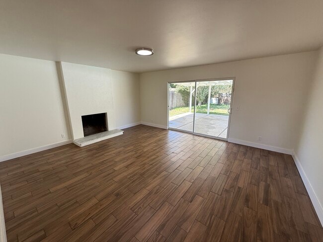 Building Photo - 6204 Avenida Ganso