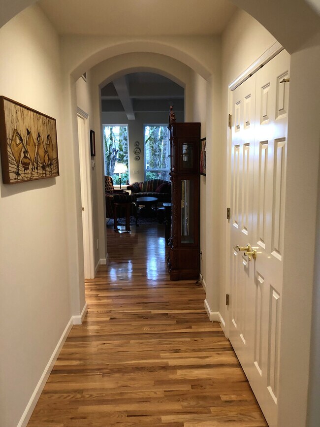 Building Photo - Beautiful 3 bedroom 2.5 Bath in North Corv...
