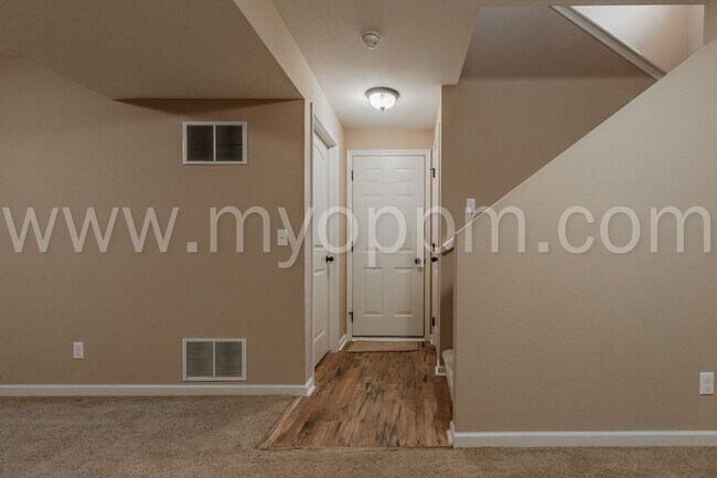 Building Photo - Available NOW! | 3 Bedroom / 2 Bathroom Home | Bennington