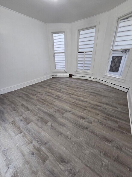 Building Photo - 365 S River St