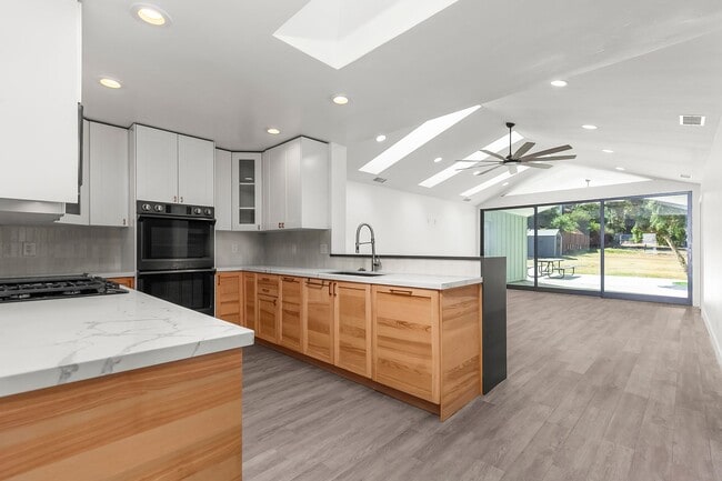 Building Photo - 7843 Quince St