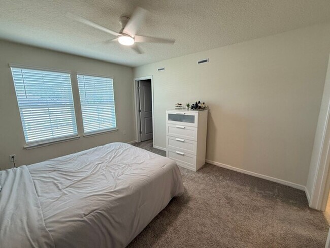 Building Photo - 3/2.5 Like new Davenport Townhome