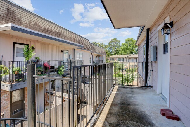 Building Photo - 1807 Stoney Brook Dr