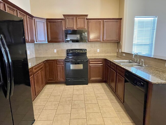 Building Photo - Edmond Home in Gated Community & Deer Cree...