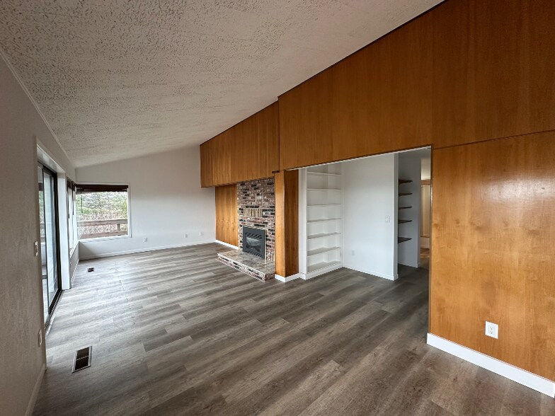 Building Photo - 2384 Linda Vista Dr