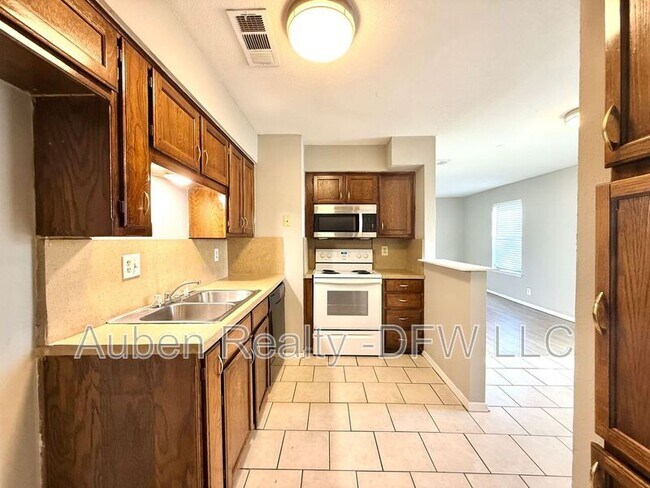 Building Photo - 118 Maple St