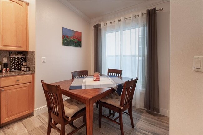 Building Photo - 16204 Nottingham Park Way