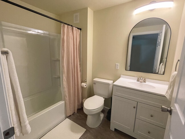 Building Photo - 100 Miller St