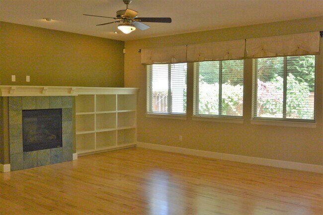 Building Photo - 1365 SE 194th Pl