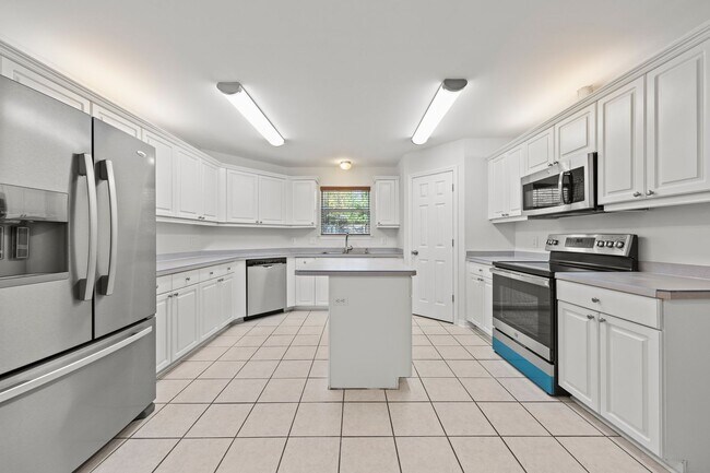 Building Photo - Updated Home in Raintree Estates!