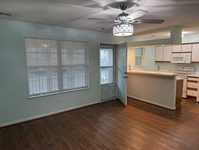 Building Photo - 6826 N Olive St