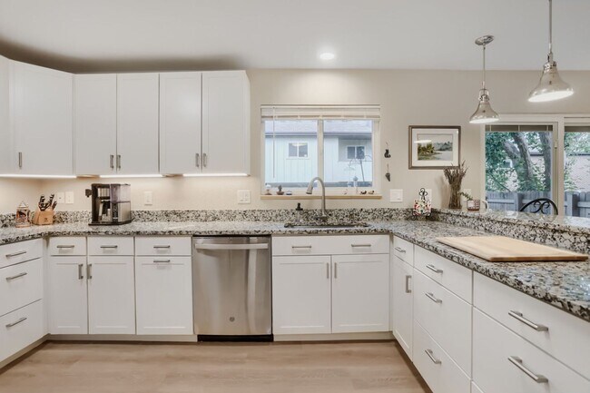 Building Photo - 1530 Greenbriar Blvd
