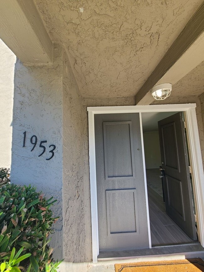 Building Photo - Spacious Two story 3 bed 2.5 baths + 2 car garage in great school district.