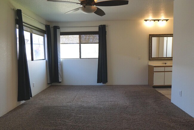 Building Photo - 53805 Avenida Martinez