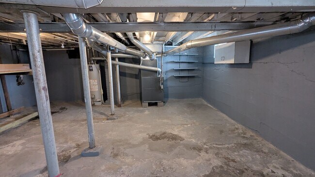 Building Photo - Discover this well-maintained 3-bedroom, 1-bath home in Akron