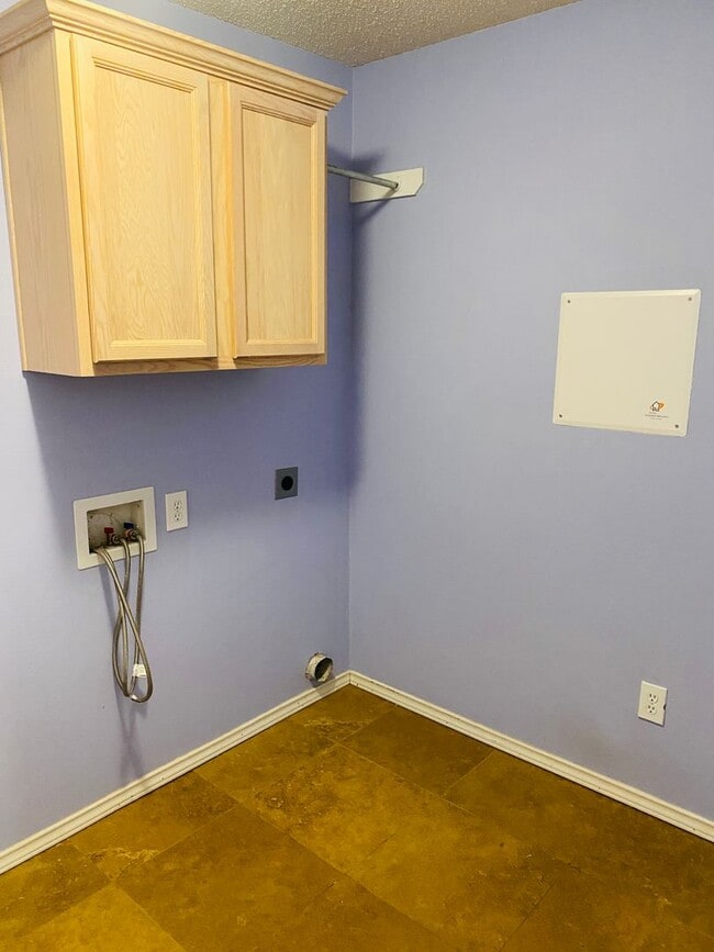 Building Photo - 3 bed 2 bath Frenship ISD