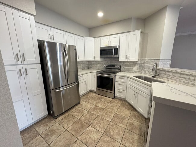 Building Photo - One bedroom one bathroom Carmel Point condo