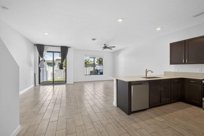 Building Photo - 4408 Hemlock Dr