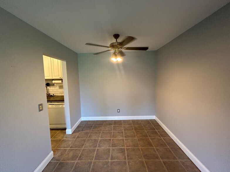 Building Photo - 683 E Fox Hills Dr