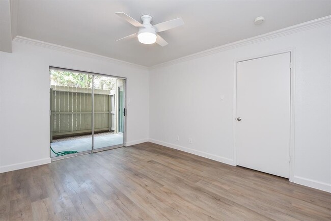 Building Photo - 700 Thicket Ln