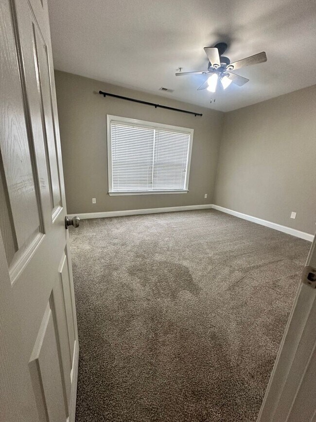 Building Photo - Available now! Lake-area living, 2 Bedroom Apartment