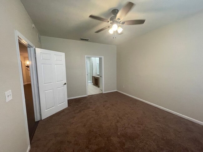 Building Photo - Affordable Elegance! 3 Bed 2 Bath Condo in...