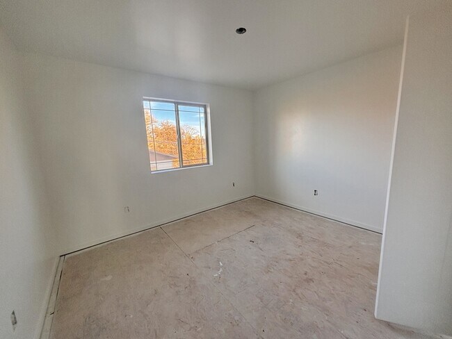 Building Photo - 361 W 400 S