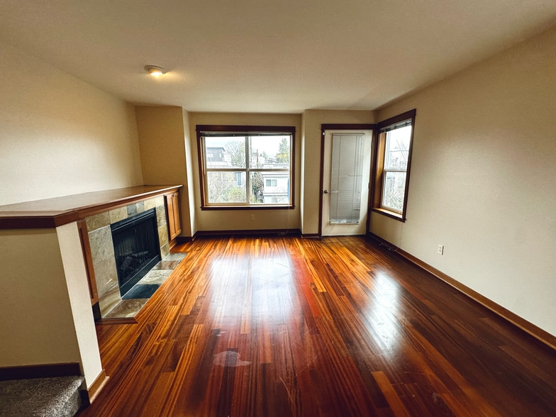 Main floor - Living room #2 - 9025 18th Ave SW