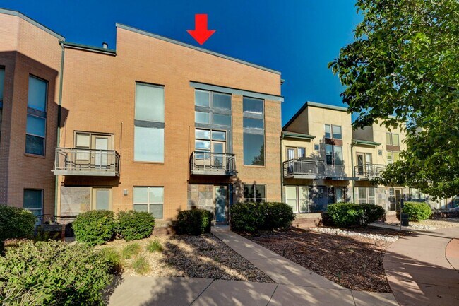 Building Photo - $2,595.95- 3 Bed, 3 Bath Townhome in Aurora with Central AC and In Unit Laundry!