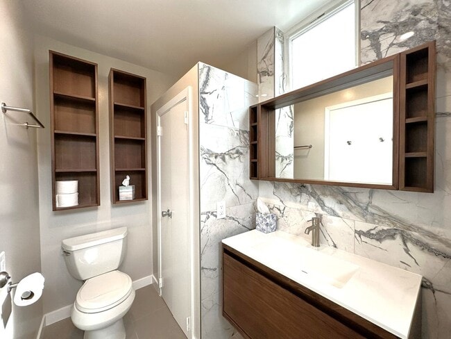 Building Photo - EPIC REA: Bright 1bd/1ba Condo with Washer/Dryer in unit and Parking!