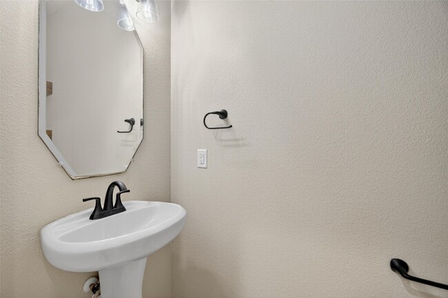 Building Photo - 2450 Garden Shadow Dr