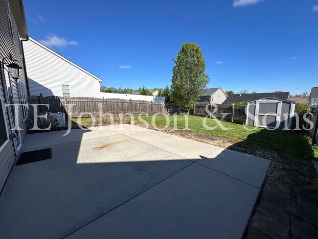Building Photo - Spacious 4 Bedroom Home with Fenced Yard & Two Car Garage in Clemmons