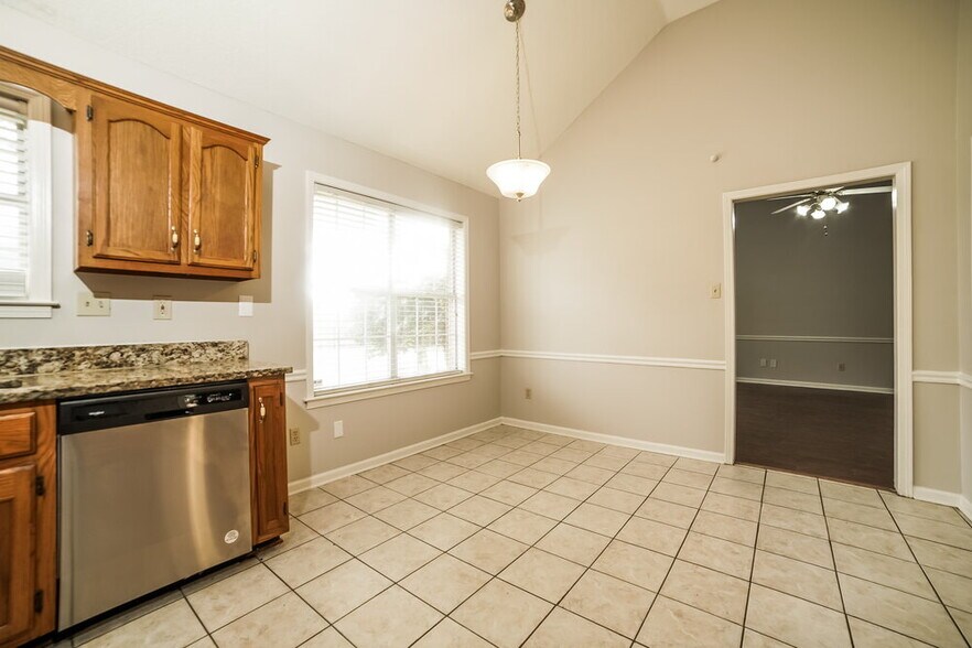 Building Photo - 5618 Heather View Dr