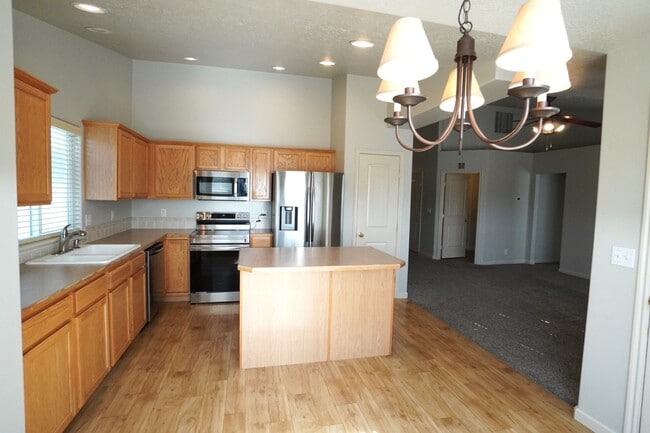 Building Photo - 1445 W Silver Salmon Dr