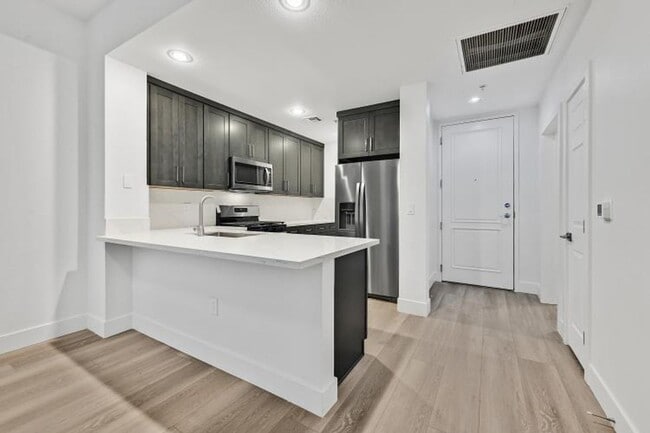 Building Photo - Beautifully Upgraded Park Avenue Condo Ava...