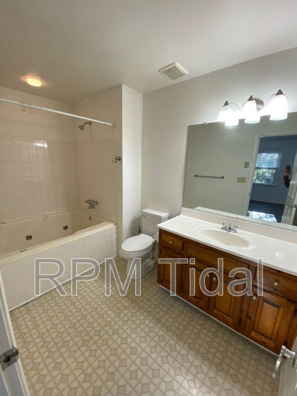 Building Photo - 610 Guy Ln