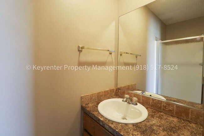 Building Photo - 1307 N Willow Dr