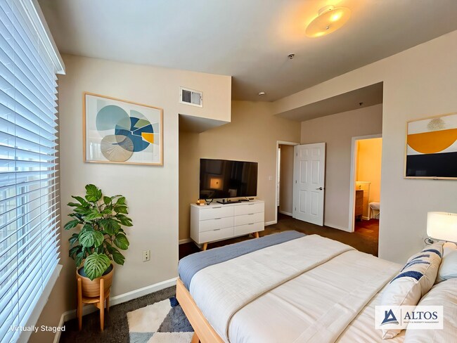 Building Photo - Very nice 2 bed 2 full bath on top floor n...